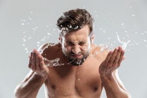 Premier conseil : vous devez laver votre barbe !