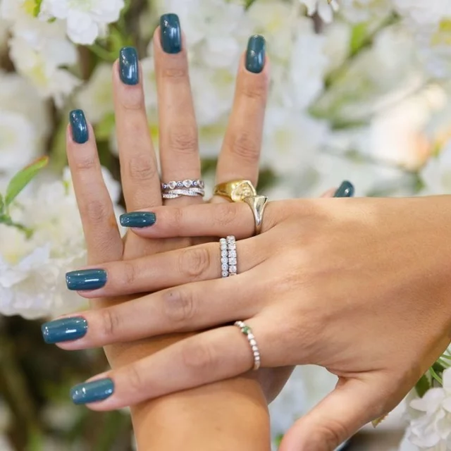 Check out these stunning green nails! Perfectly polished and paired with in-store jewelry. 💚